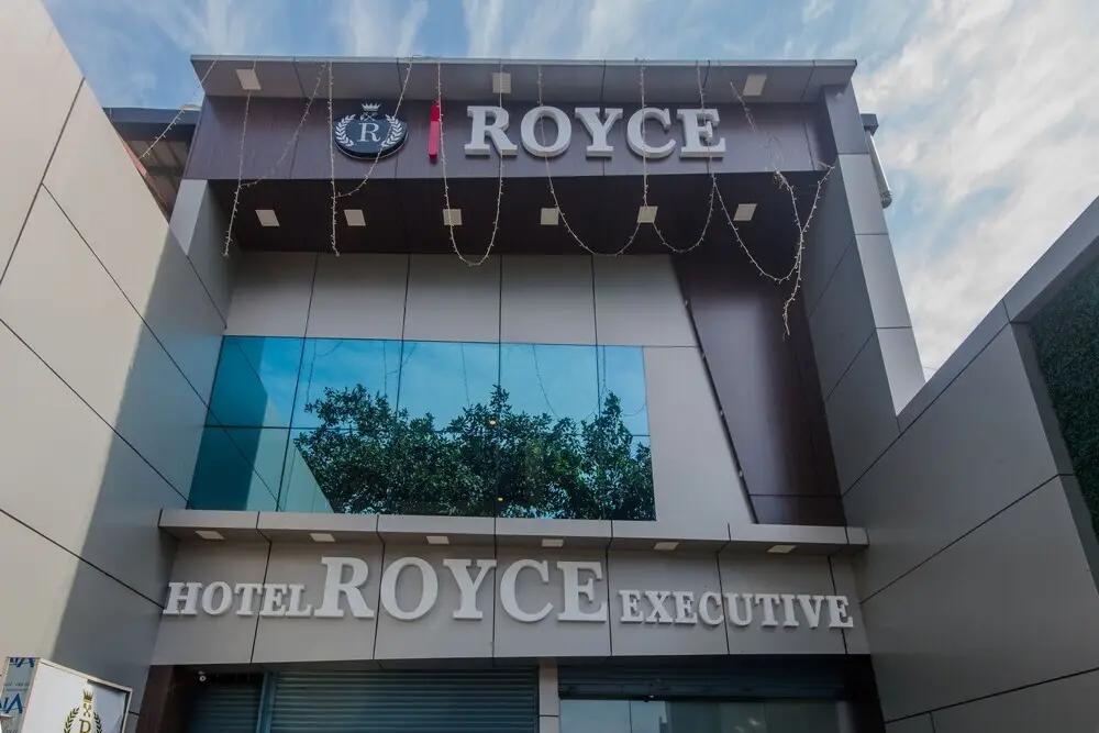 Мумбаи: OYO 9327 Royce Executive