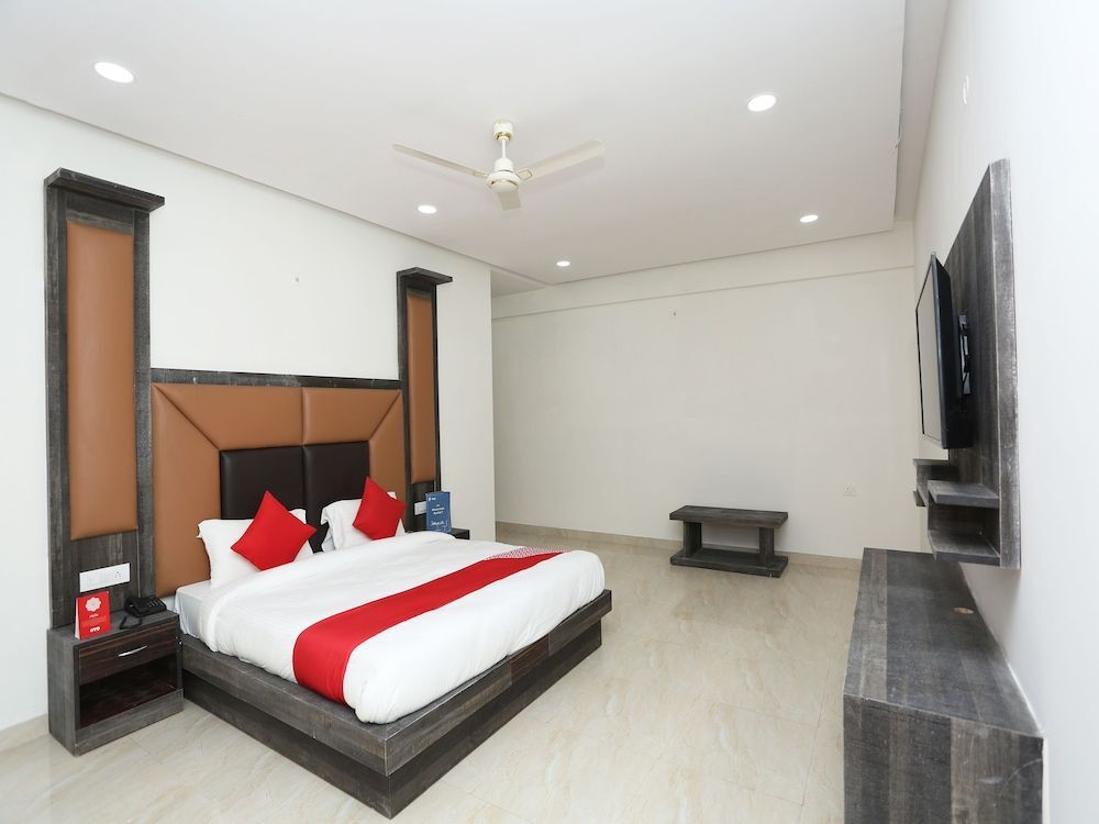 Большая Нойда: Capital O 22956 Hotel Grand Residency