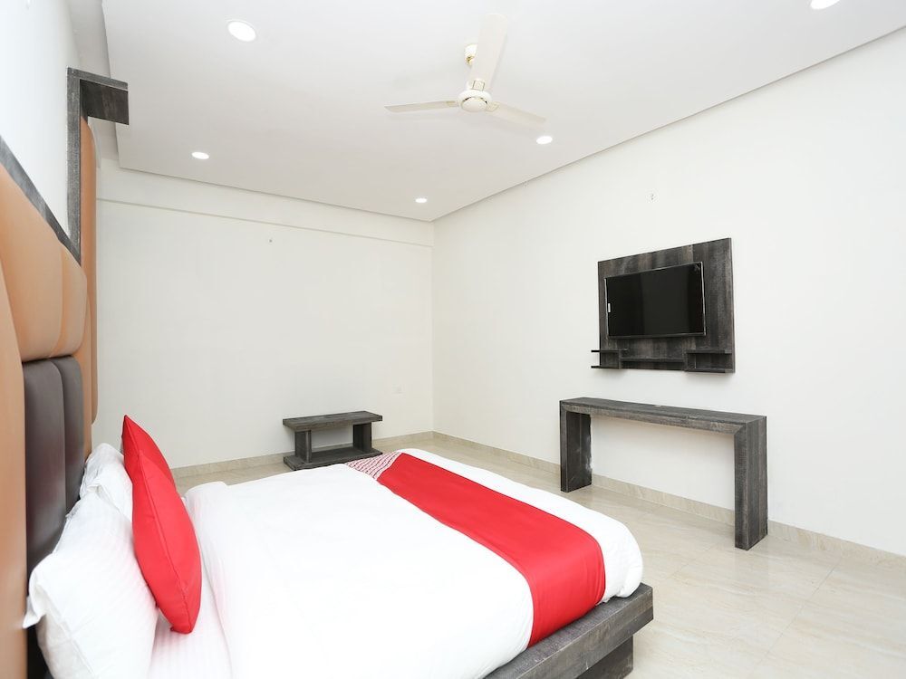 Большая Нойда: Capital O 22956 Hotel Grand Residency