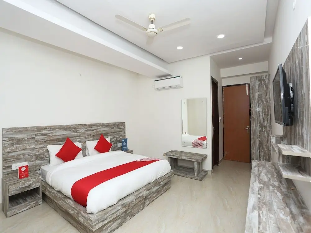 Большая Нойда: Capital O 22956 Hotel Grand Residency