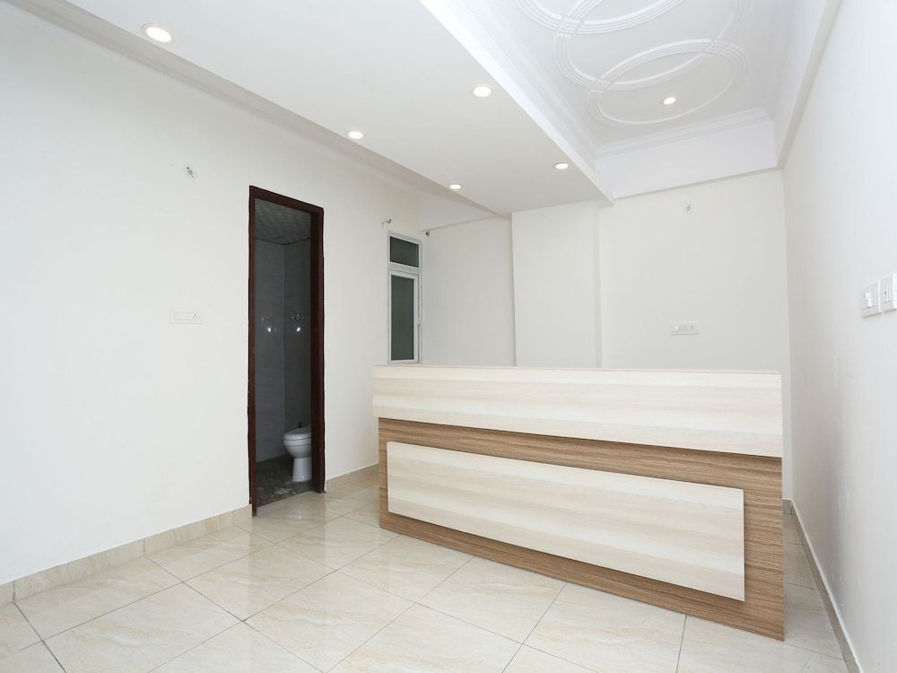Большая Нойда: Capital O 22956 Hotel Grand Residency