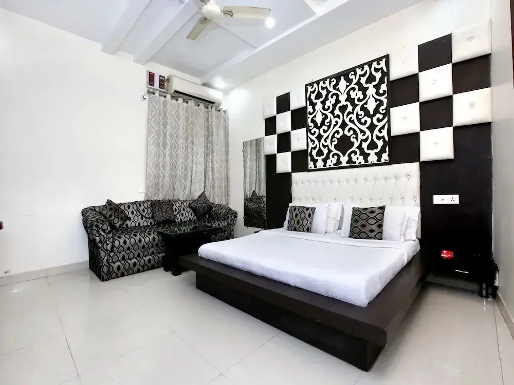 Амритсар: Capital O 9235 Hotel Nayyar
