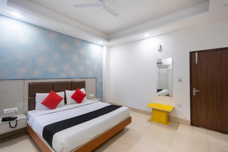 Нойда: Capital O 64120 Hotel Noida Suites