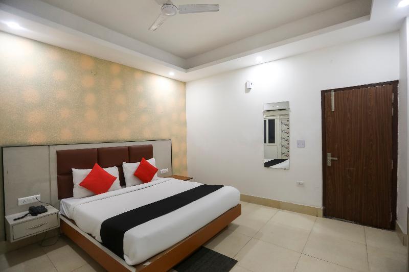Нойда: Capital O 64120 Hotel Noida Suites