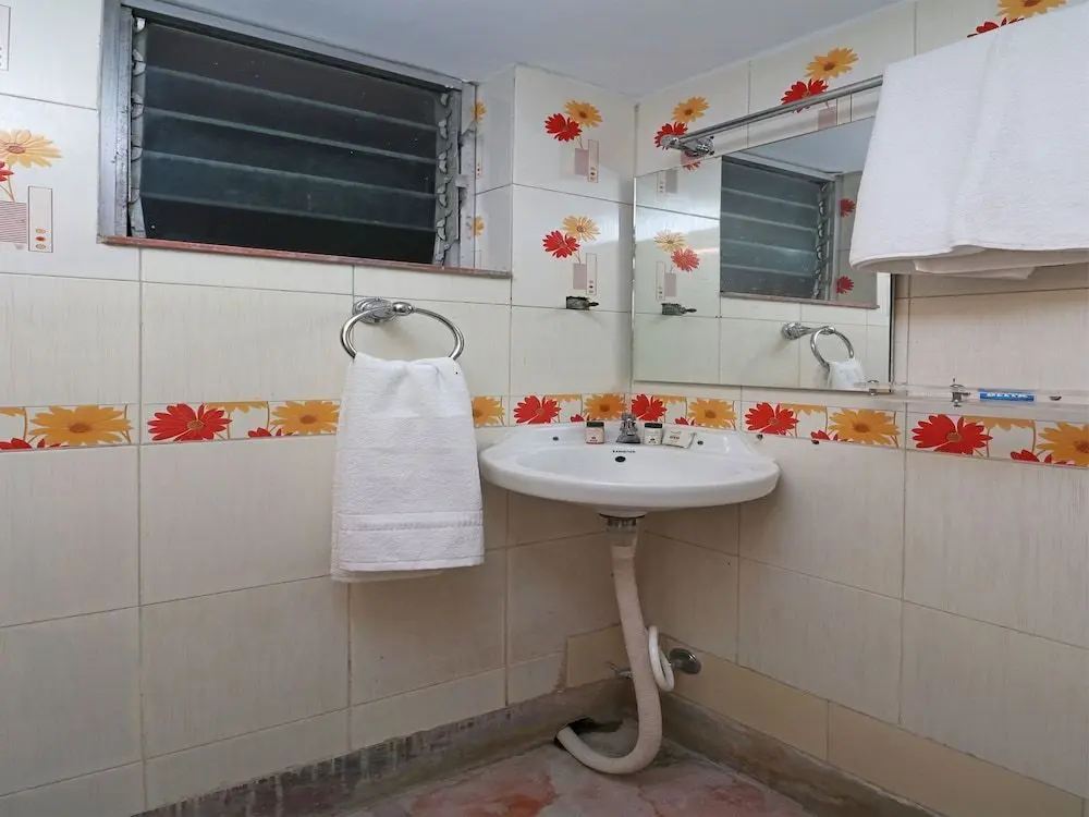Колката: Oyo 11530 Maa Tara Guest House