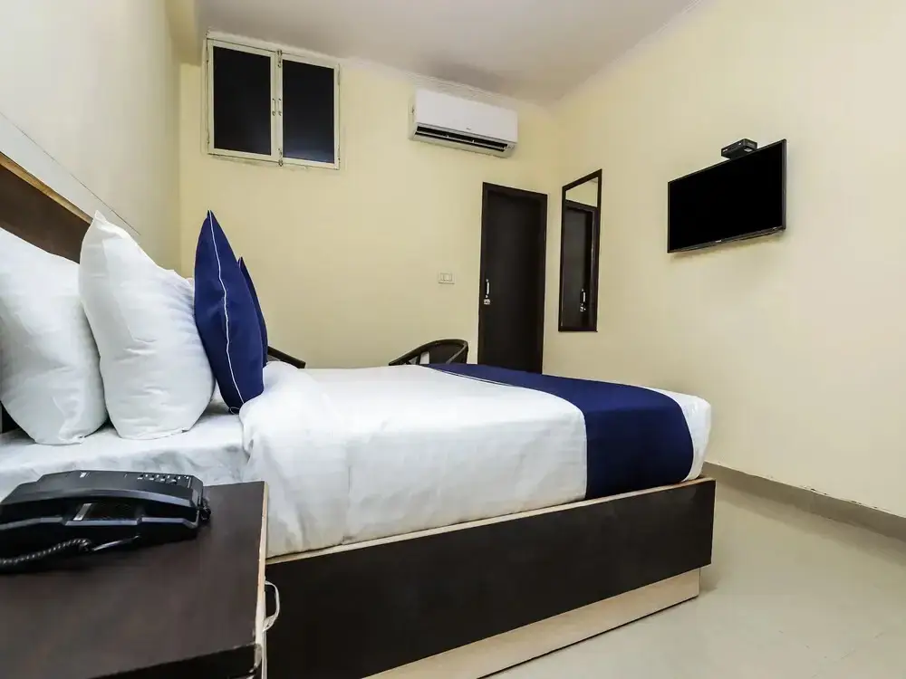 Нойда: SilverKey Executive Stays 27892 Shanti Complex