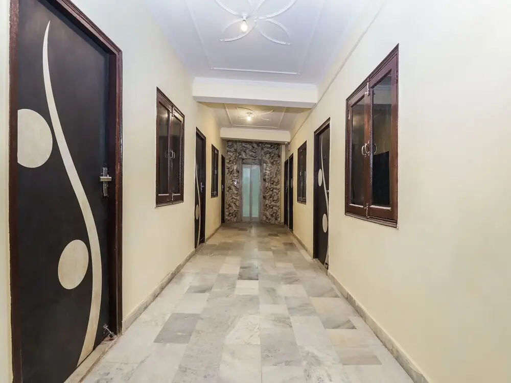 Нойда: SilverKey Executive Stays 27892 Shanti Complex