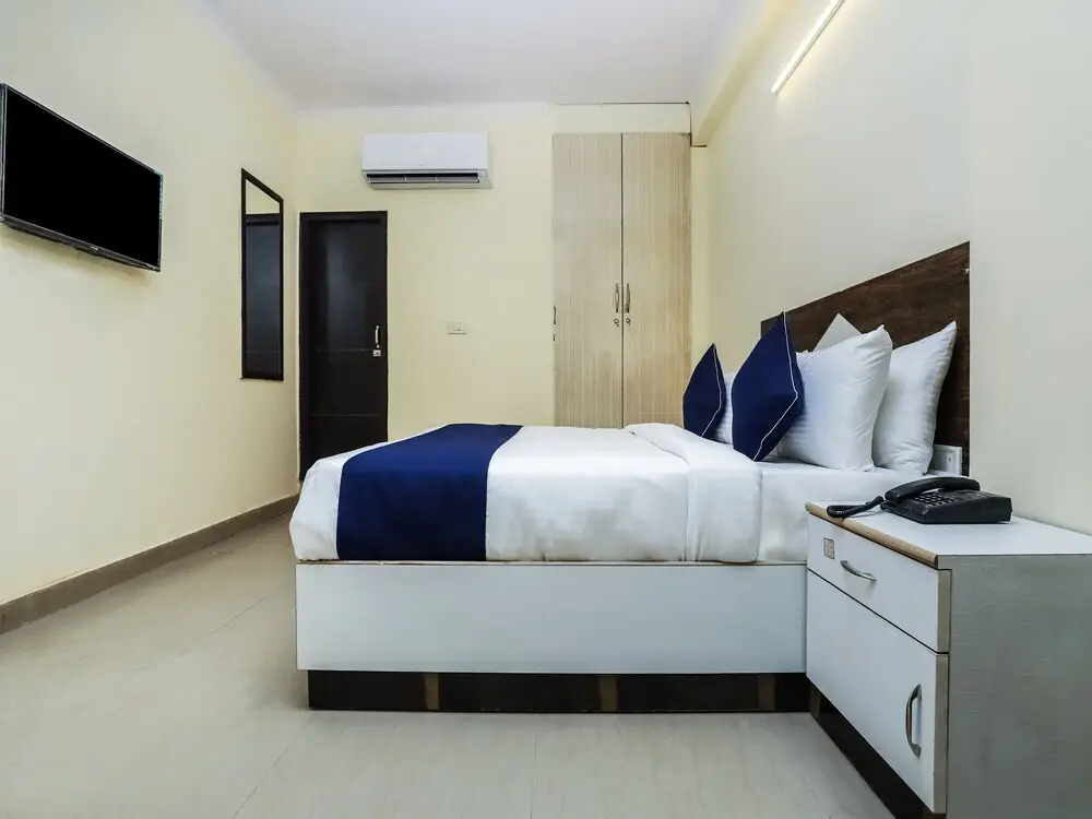 Нойда: SilverKey Executive Stays 27892 Shanti Complex