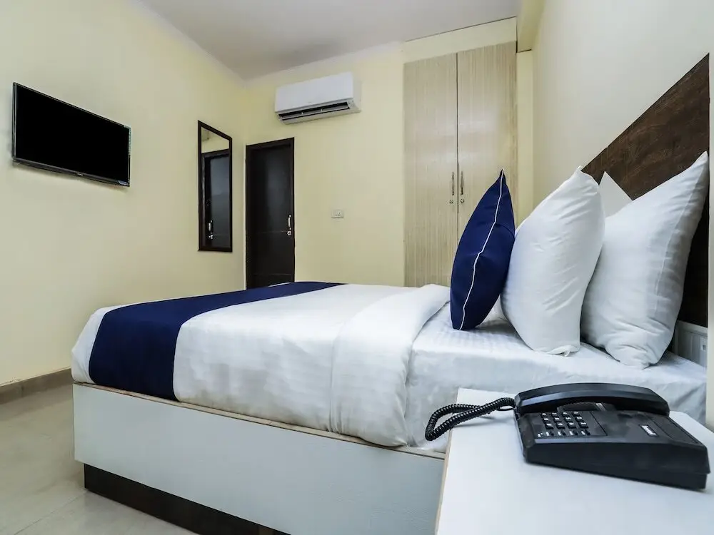 Нойда: SilverKey Executive Stays 27892 Shanti Complex