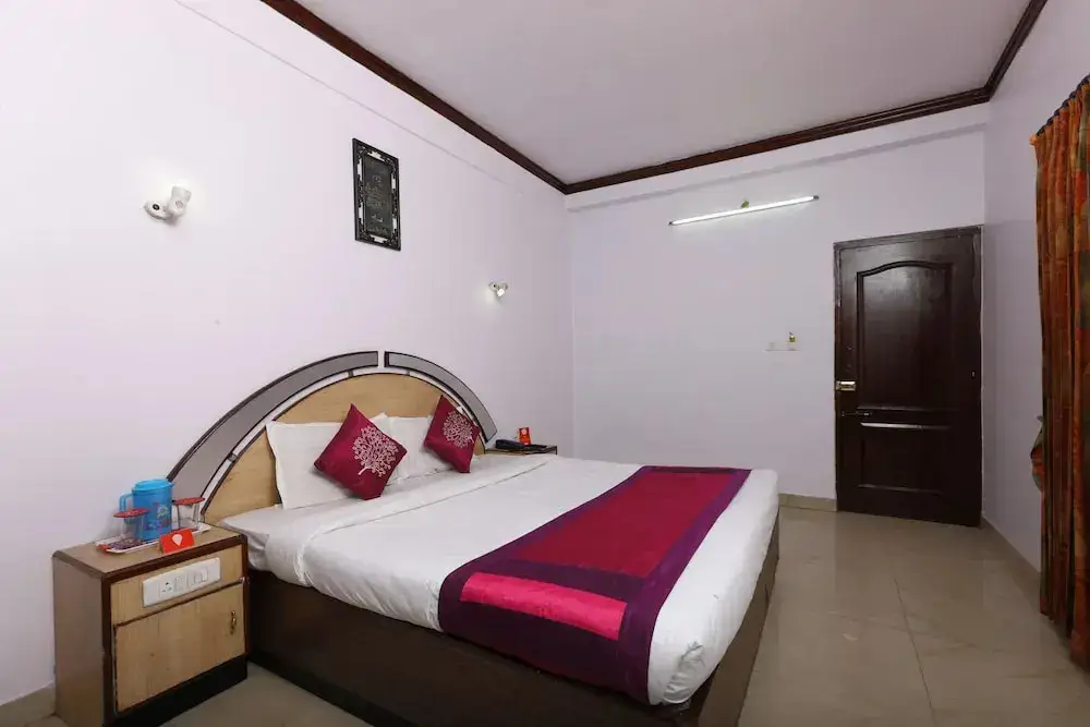 Ути: Collection O 8855 Orchid Inn
