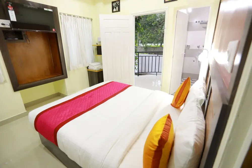 Недумбассери: Base 9 Airport Hotel