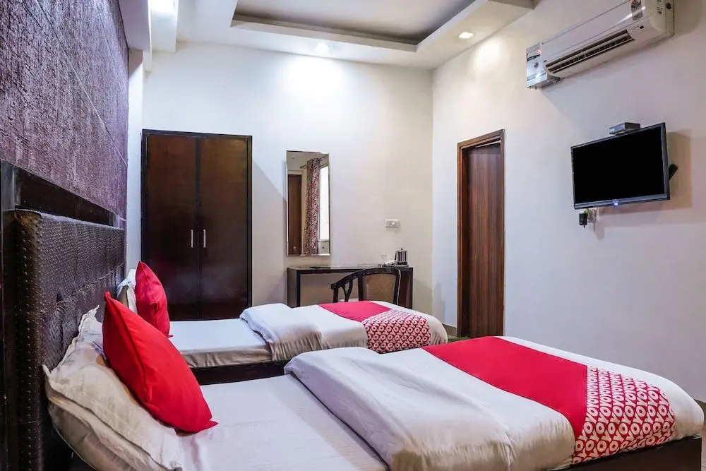 Ханзи: Oyo 18895 Hotel Kartikay Grand