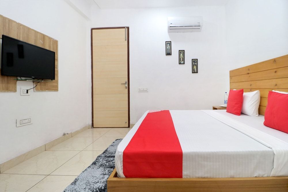 Мохали: Oyo 26606 Hotel R K Grand