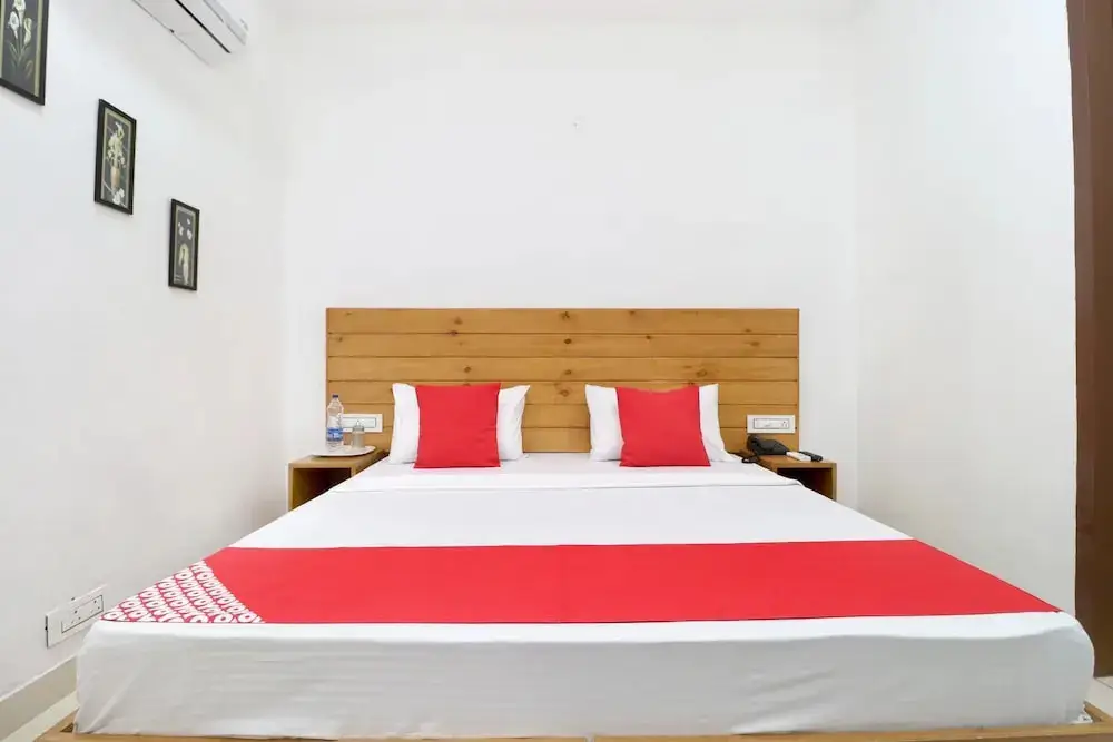 Мохали: Oyo 26606 Hotel R K Grand