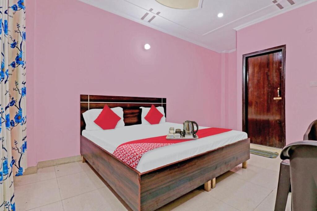 Нойда: Oyo Bhagyashree Hotel Crown View