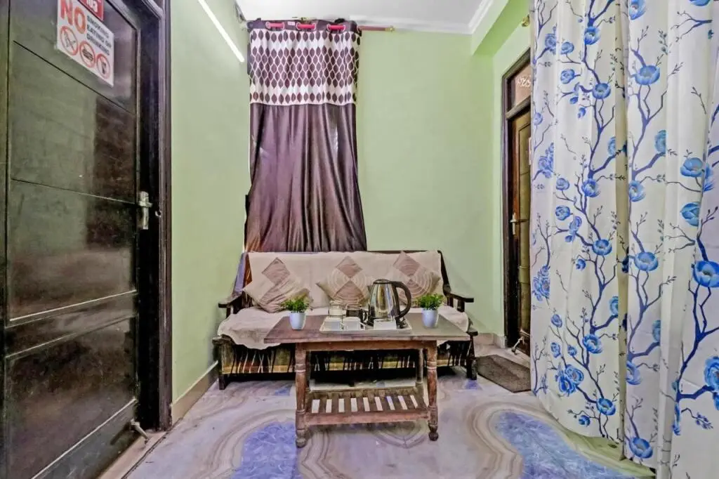 Нойда: Oyo Bhagyashree Hotel Crown View