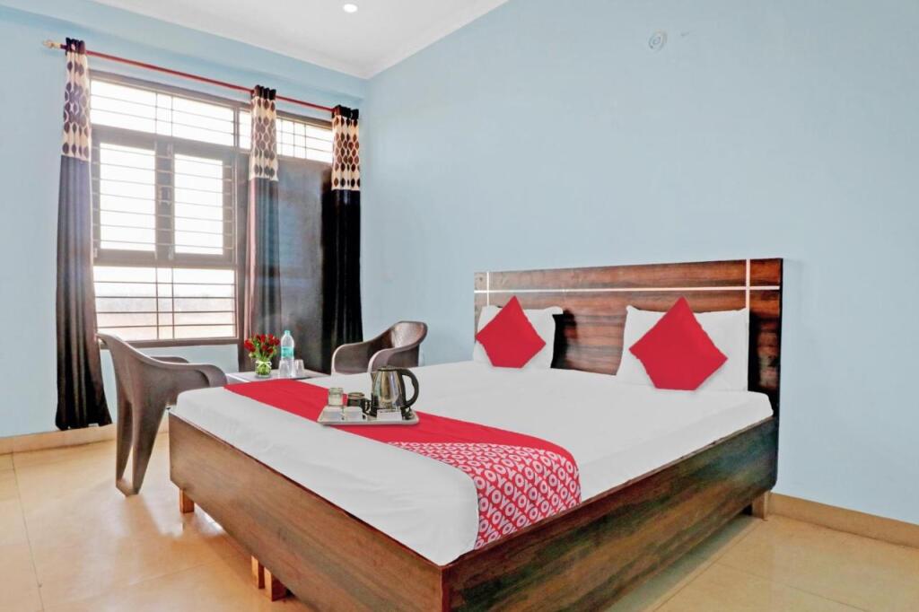 Нойда: Oyo Bhagyashree Hotel Crown View