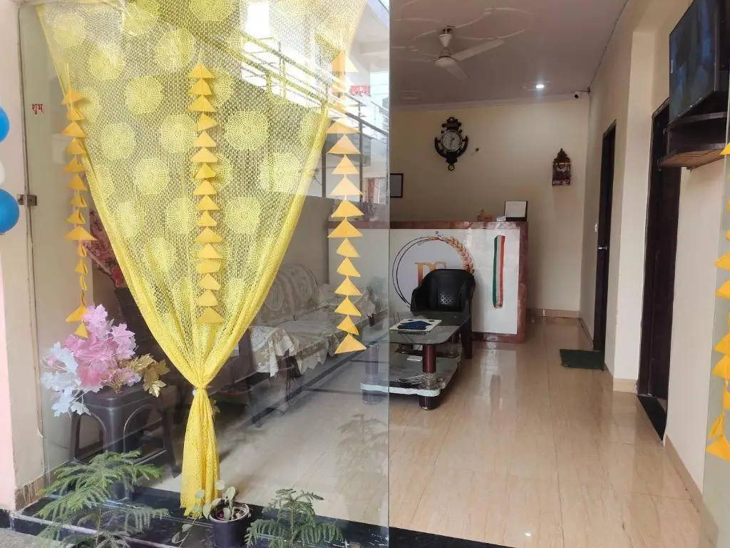 Нойда: OYO Hotel Pinaki Stay Near Noida Sector 51 Metro Station