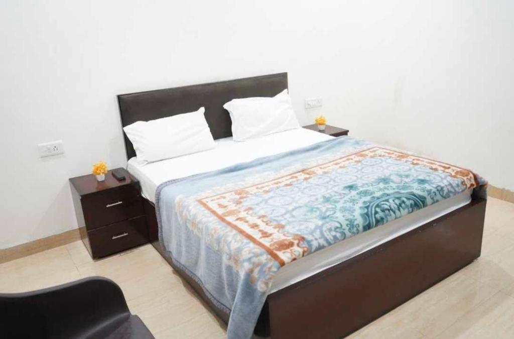 Нойда: OYO Hotel Pinaki Stay Near Noida Sector 51 Metro Station