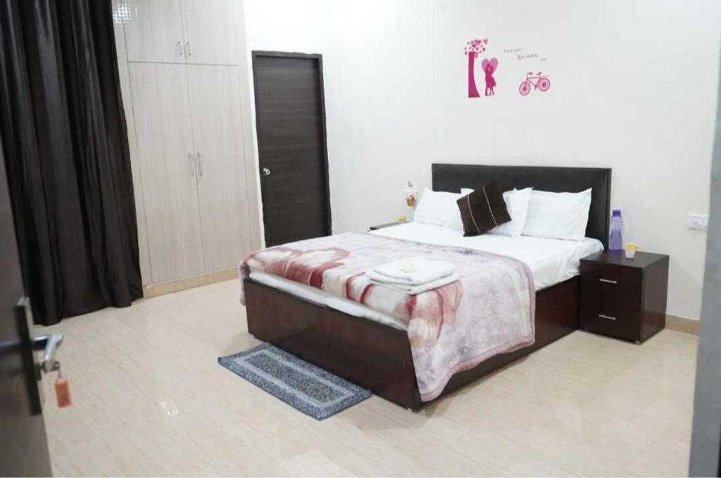 Нойда: OYO Hotel Pinaki Stay Near Noida Sector 51 Metro Station