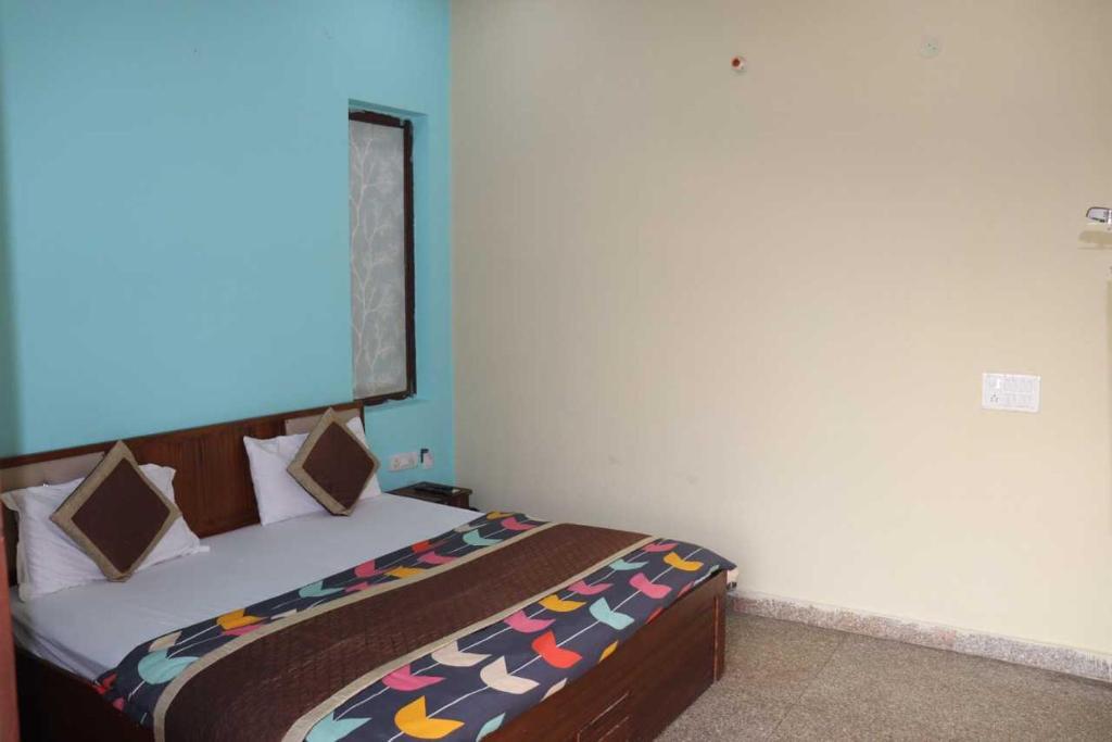 Нойда: OYO Hotel Dahleez