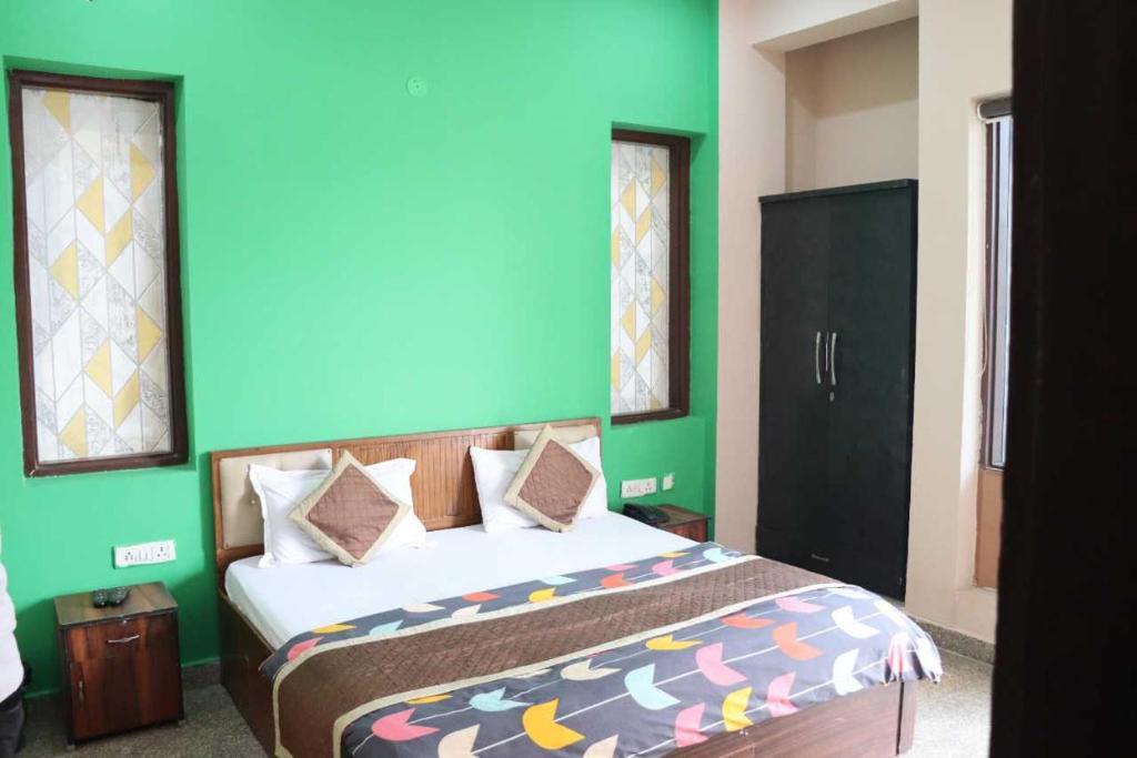 Нойда: OYO Hotel Dahleez