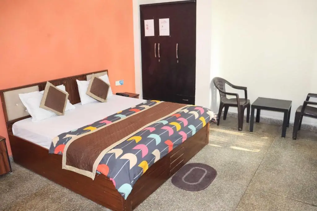 Нойда: OYO Hotel Dahleez