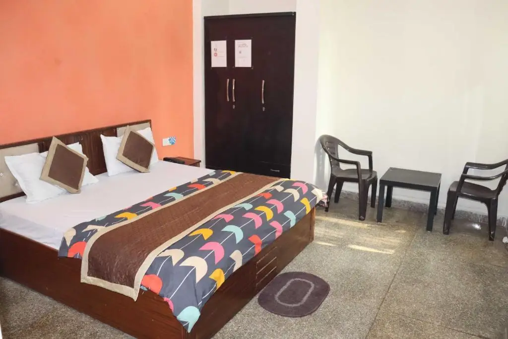 Нойда: OYO Hotel Dahleez