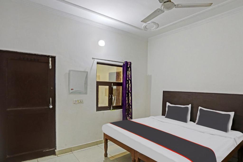 Нойда: Collection O Mayank Guest House Near ISKCON Temple Noida