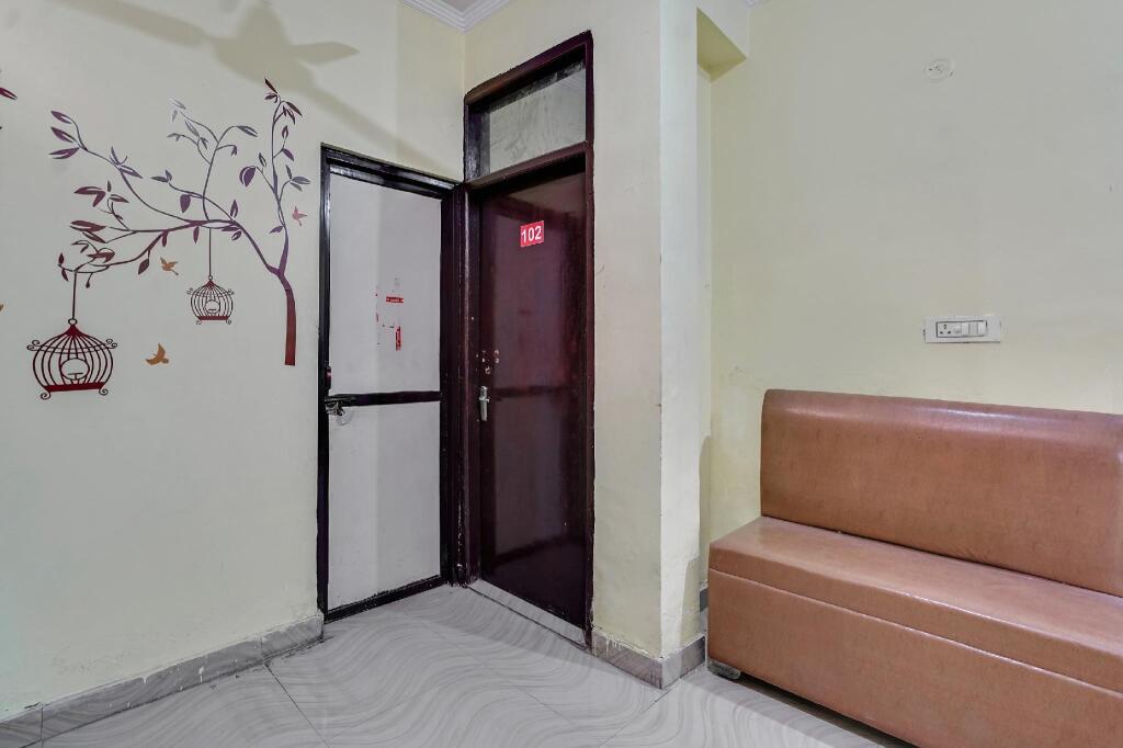 Нойда: OYO Flagship 77558 Baba Guest House