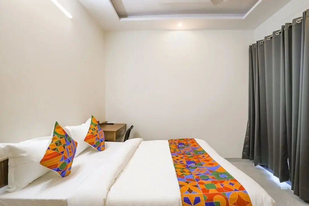 Нойда: FabHotel Indiana
