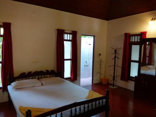 Cherthala: Back Water Farm House