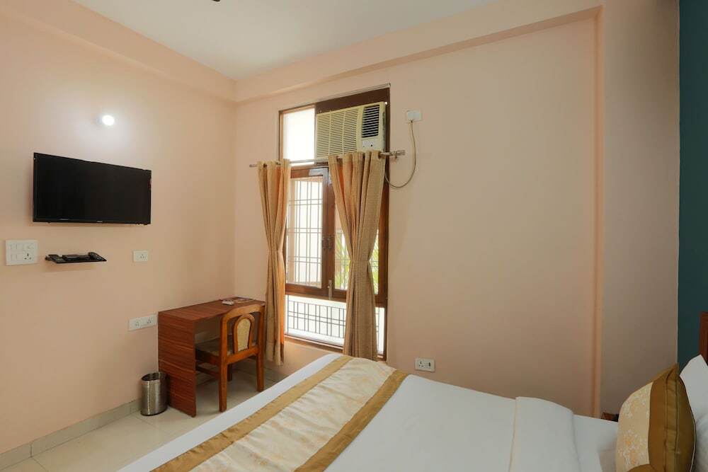 Нойда: Hotel Ginger Palace