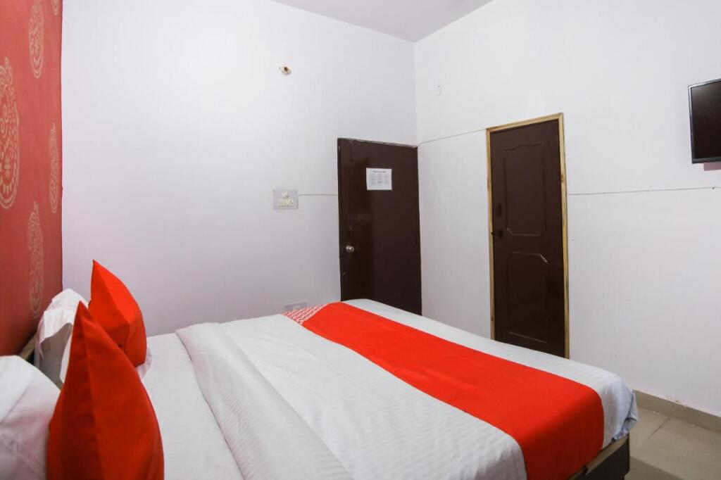 Большая Нойда: Hotel Krishna Vedanand Residency(NOD875)