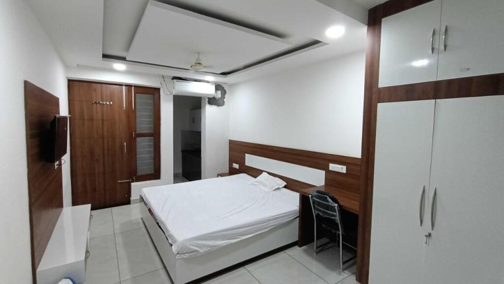 Ханзи: Oyo Home 89062 Ishwar Bharti Apartments