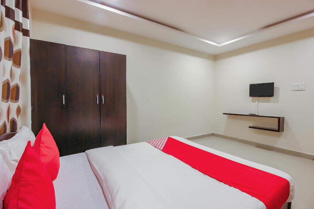 Хидерабад: Capital O 18725 Hotel Hillside