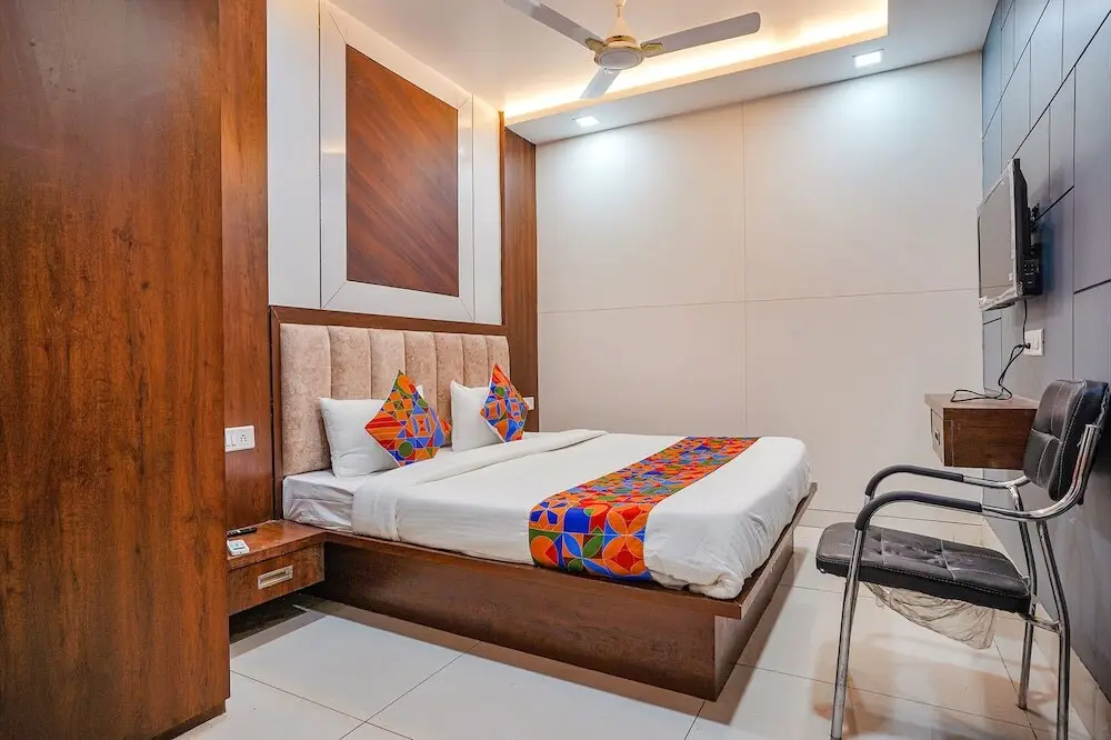 Индаур: FabHotel Coral