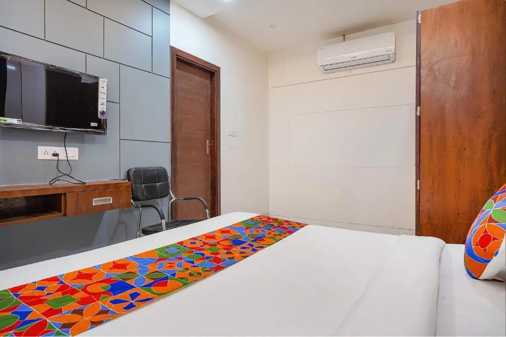 Индаур: FabHotel Coral