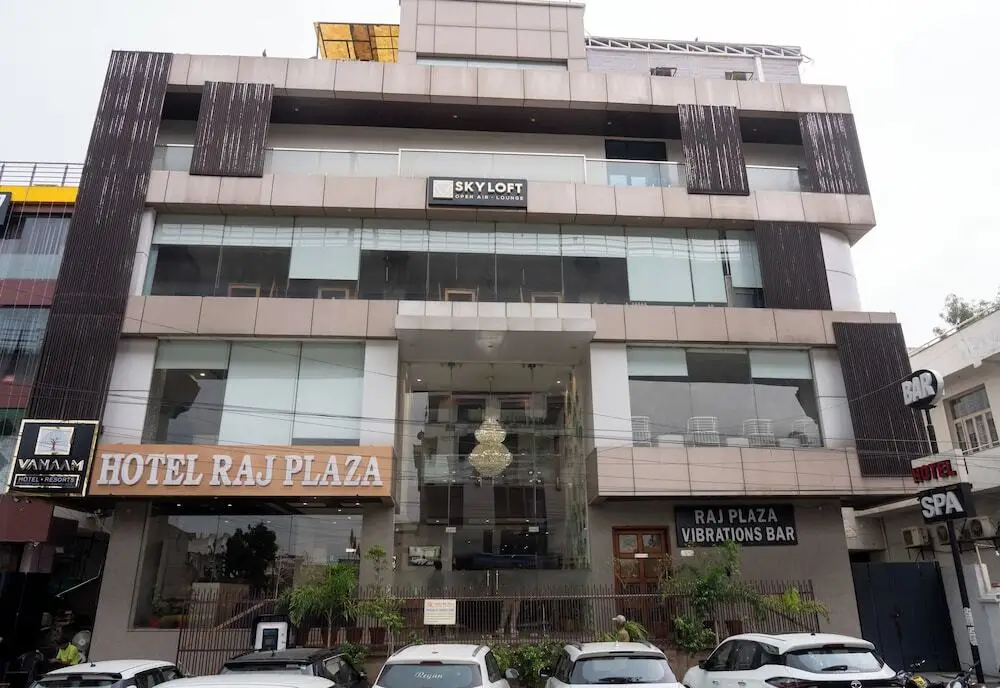 Hotel Raj Plaza — фото 1