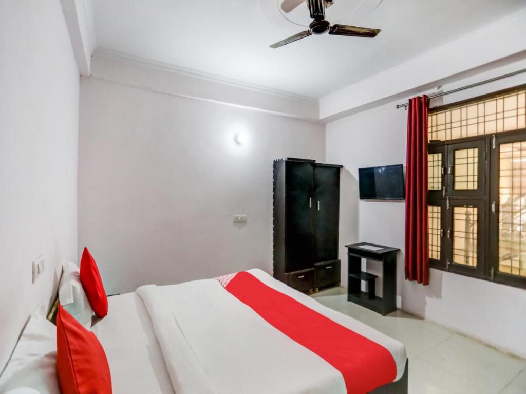 Гуруграм: OYO 84164 Nayra Residency(GRG2381)