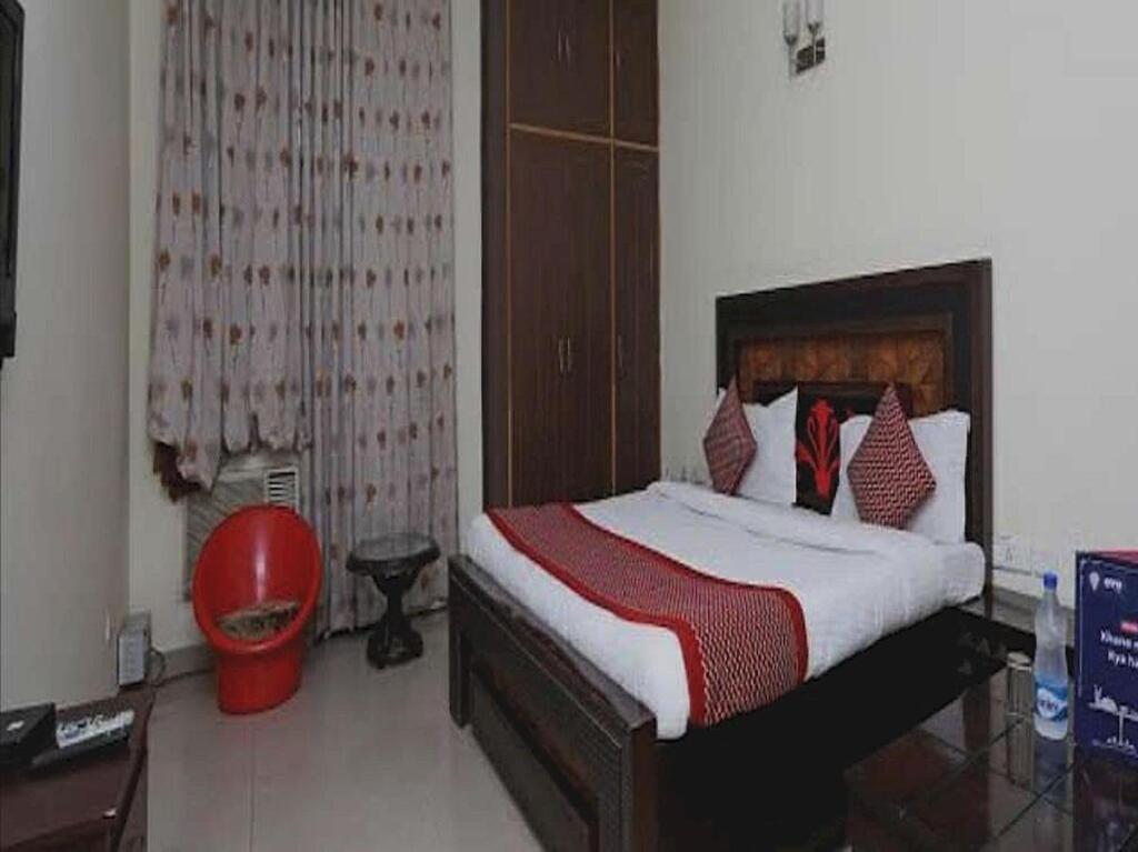 Гуруграм: POP 703637 Priyanka Inn Residency
