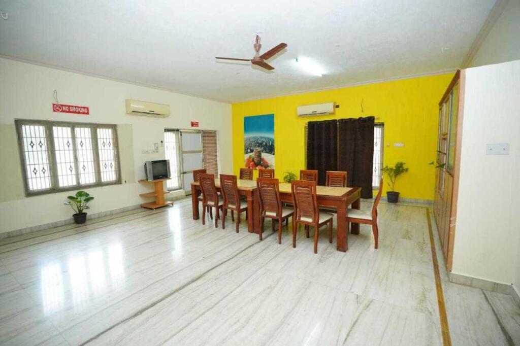 Какинада: OYO Flagship 805641 The Central Guest House