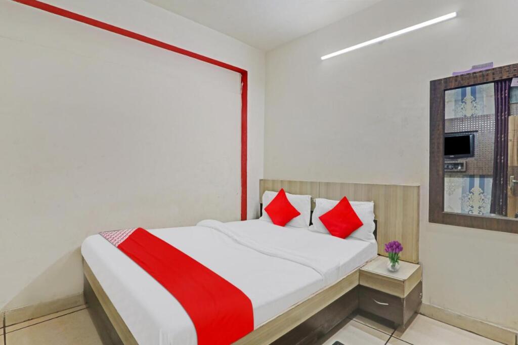 Канпур: OYO Flagship 806856 Hotel Ashirvad