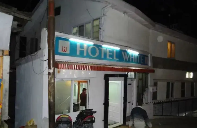 Куфри: Hotel White