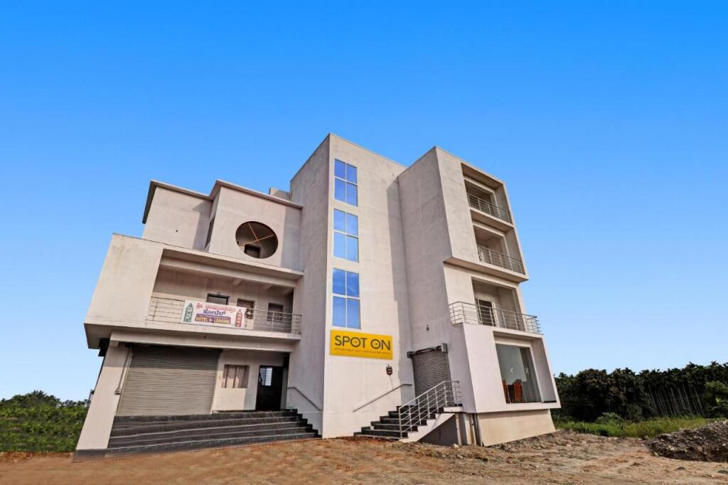 SPOT ON 701581 Sri Chamundeshwari Hotel — фото 1