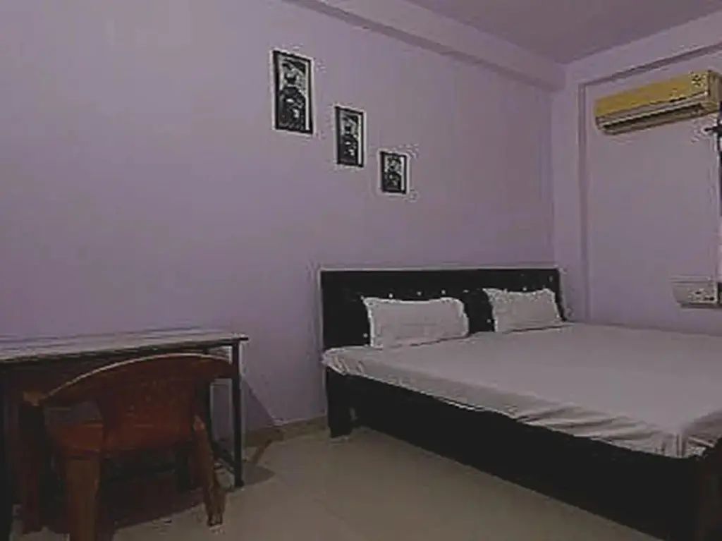 Лакхнау: POP 702015 Hotel Golden Night