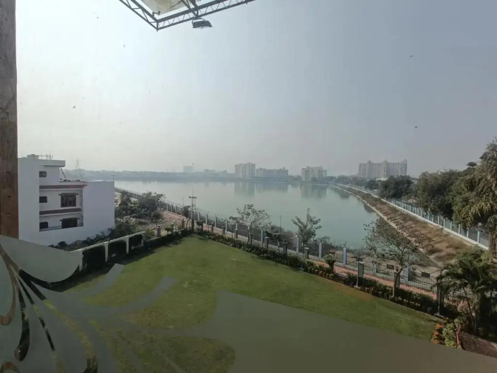 Лакхнау: Sakura Hotel & Banquet