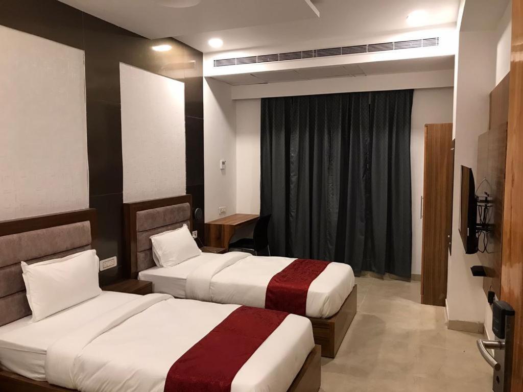 Лакхнау: The Ecstasy Hotel