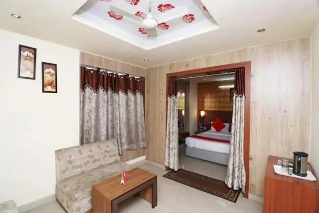 Лакхнау: Hotel M J International