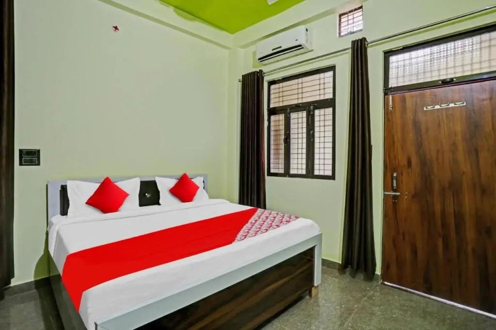 Найни: OYO Flagship 806679 Hotel A T S